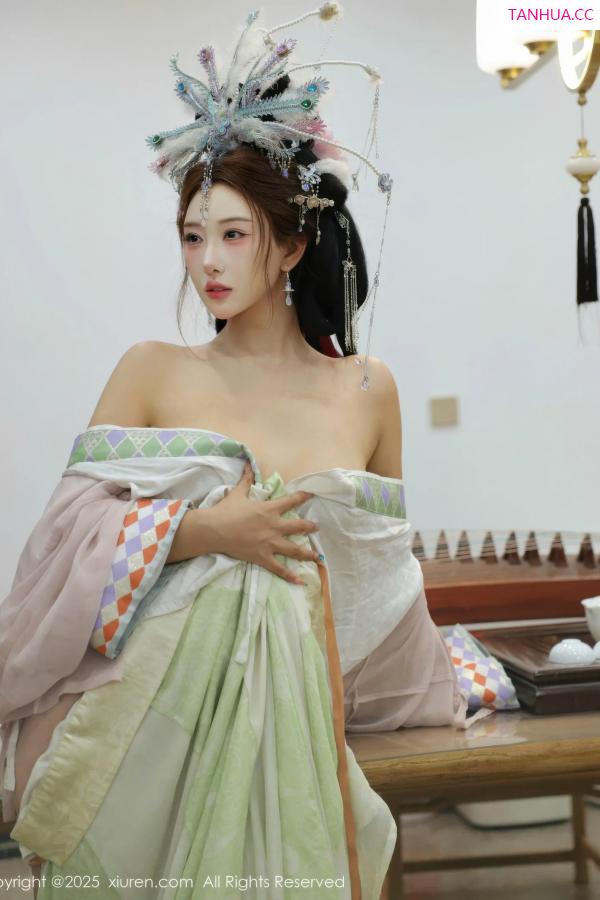  [XiuRen]高清写真图 2025.09.05 No.10736 梨霜儿 浅色古装第50张图片